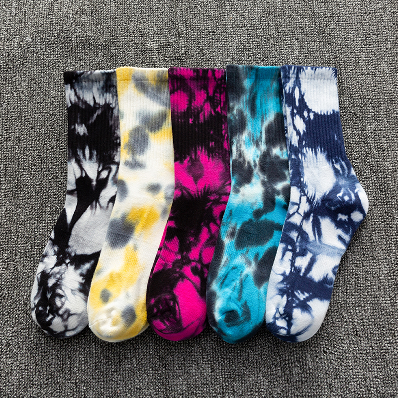 Kaus kaki olahraga berbahan katun dengan warna ikat pertengahan betis