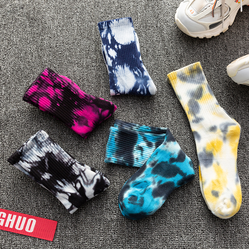 Kaus kaki olahraga berbahan katun dengan warna ikat pertengahan betis