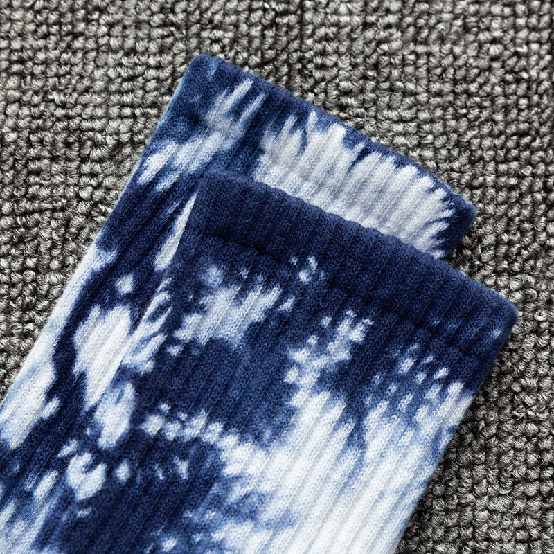 Kaus kaki olahraga berbahan katun dengan warna ikat pertengahan betis