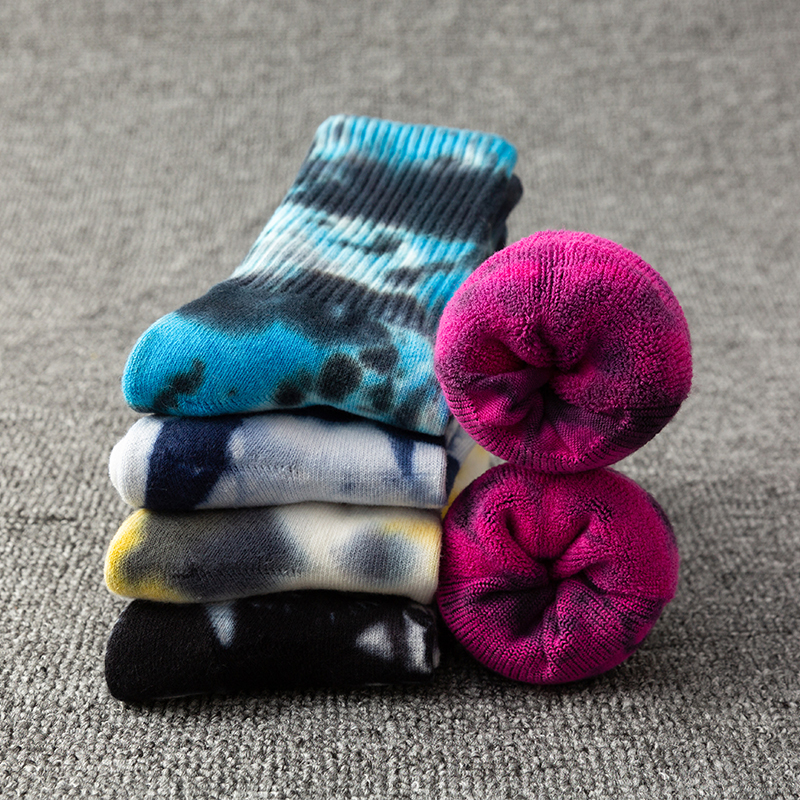 Kaus kaki olahraga berbahan katun dengan warna ikat pertengahan betis