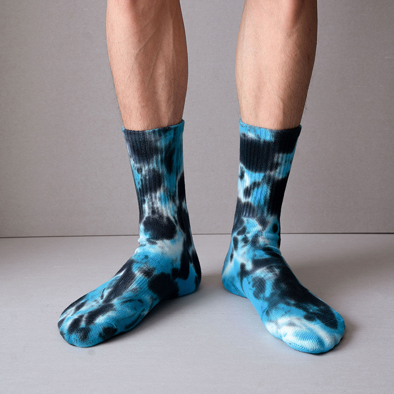 Kaus kaki olahraga berbahan katun dengan warna ikat pertengahan betis