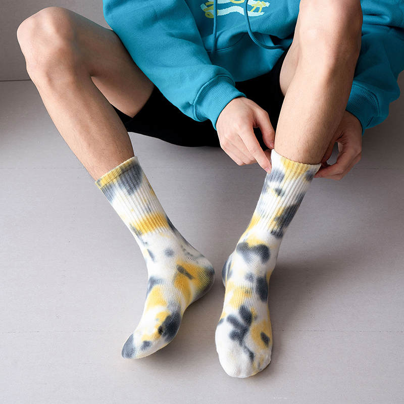 Kaus kaki olahraga berbahan katun dengan warna ikat pertengahan betis