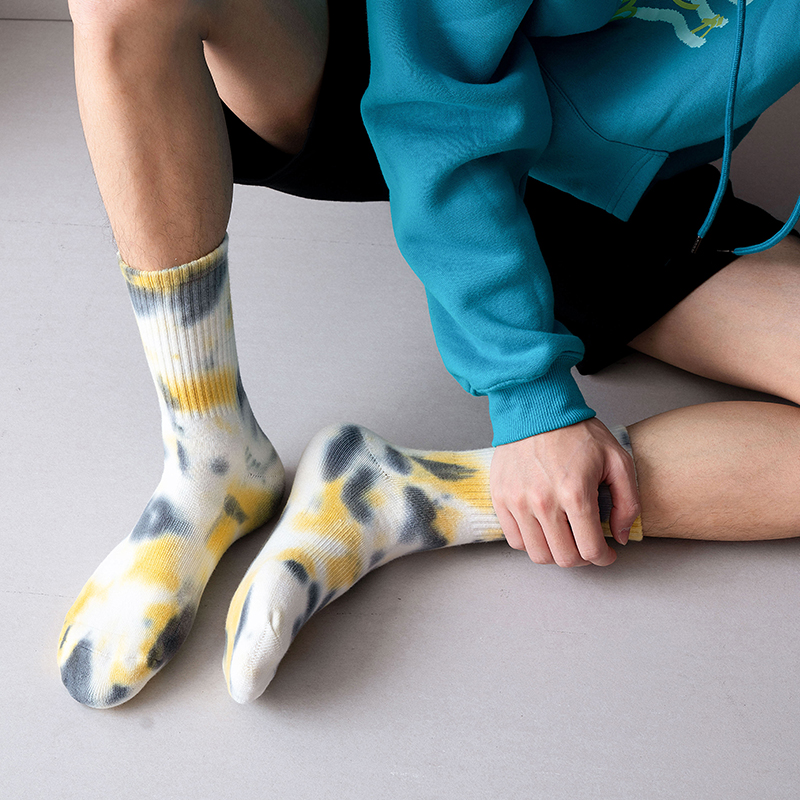 Kaus kaki olahraga berbahan katun dengan warna ikat pertengahan betis