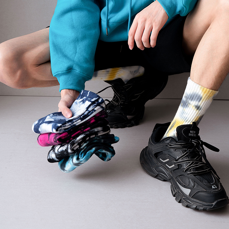 Kaus kaki olahraga berbahan katun dengan warna ikat pertengahan betis