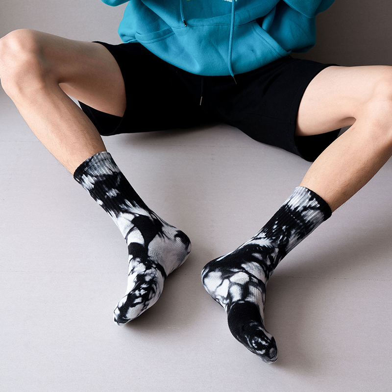 Kaus kaki olahraga berbahan katun dengan warna ikat pertengahan betis