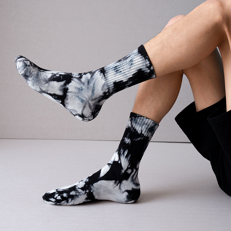 Kaus kaki olahraga berbahan katun dengan warna ikat pertengahan betis