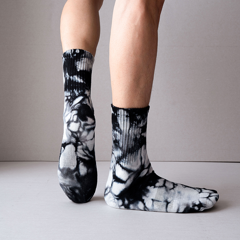 Kaus kaki olahraga berbahan katun dengan warna ikat pertengahan betis