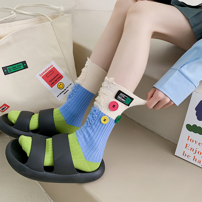 Kaus kaki blok warna pengemis kancing