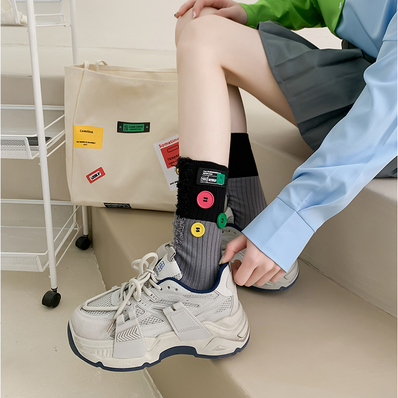 Kaus kaki blok warna pengemis kancing
