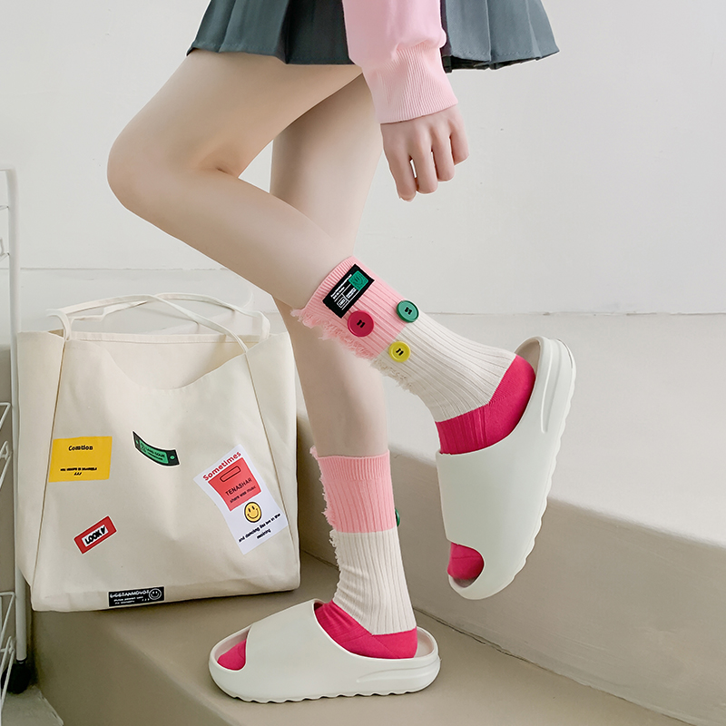 Kaus kaki blok warna pengemis kancing