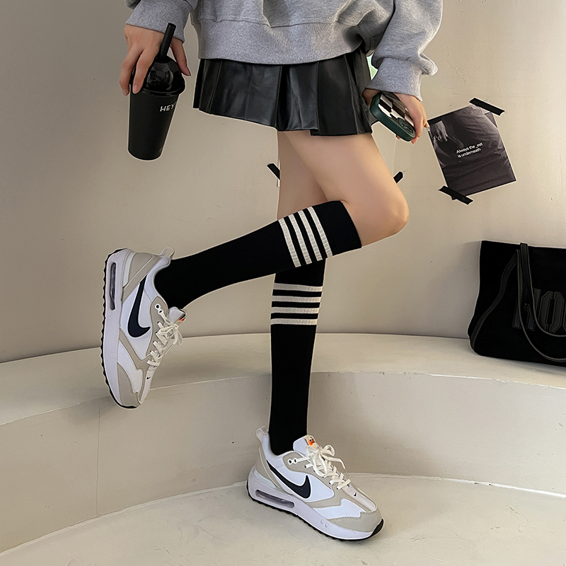 Kaus kaki wanita setinggi lutut bergaris