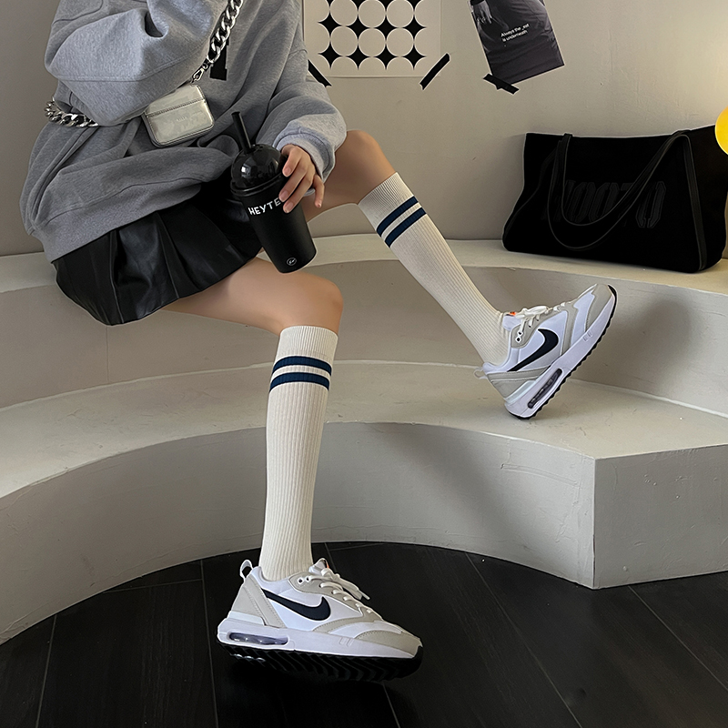 Kaus kaki wanita setinggi lutut bergaris