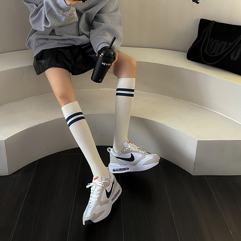 Kaus kaki wanita setinggi lutut bergaris