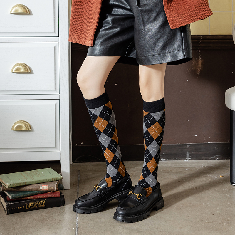 Kaus kaki katun selutut wanita bermotif berlian