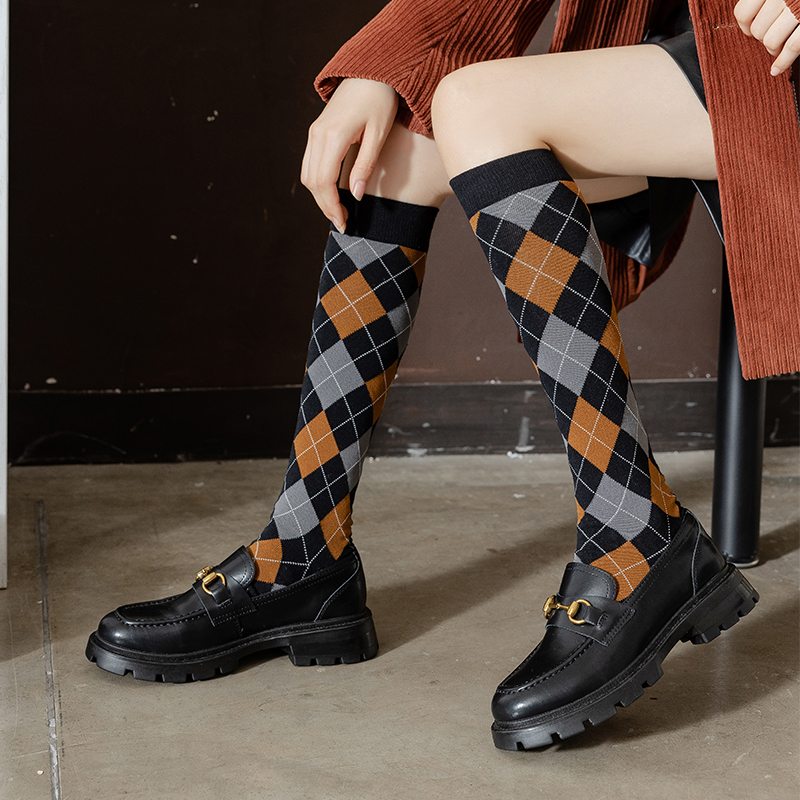 Kaus kaki katun selutut wanita bermotif berlian