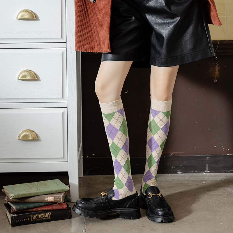 Kaus kaki katun selutut wanita bermotif berlian