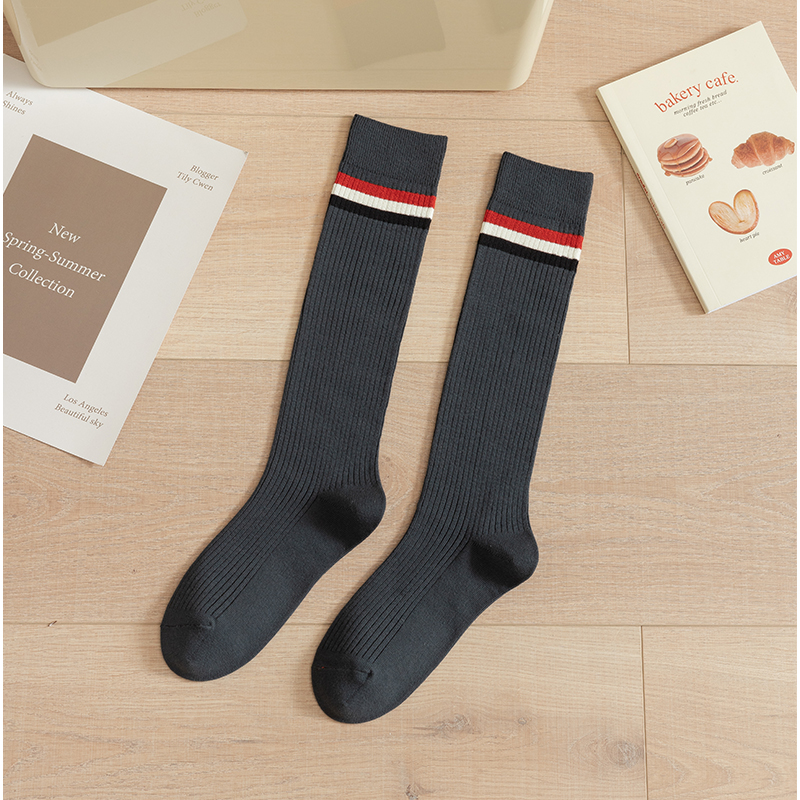 Kaus kaki wanita setinggi lutut bergaris