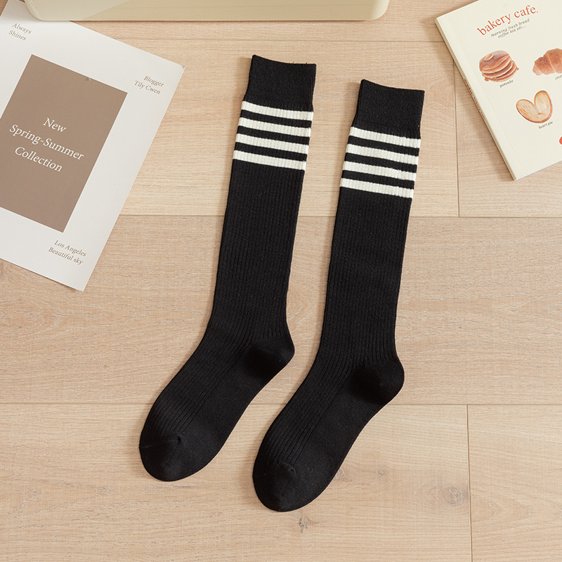 Kaus kaki wanita setinggi lutut bergaris