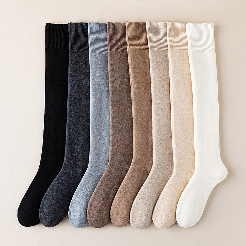 Kaus kaki selutut berbahan wol warna solid