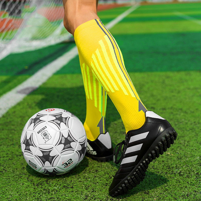 Kaus kaki sepak bola yang bernapas dan cepat kering