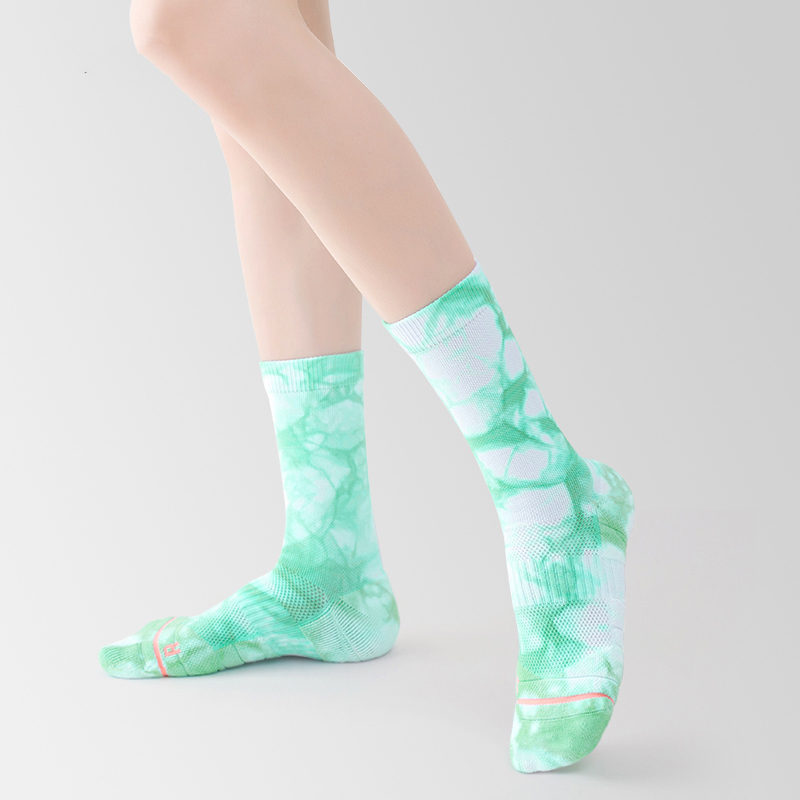 Kaus kaki olahraga berbahan katun dengan warna ikat di bagian tengah betis